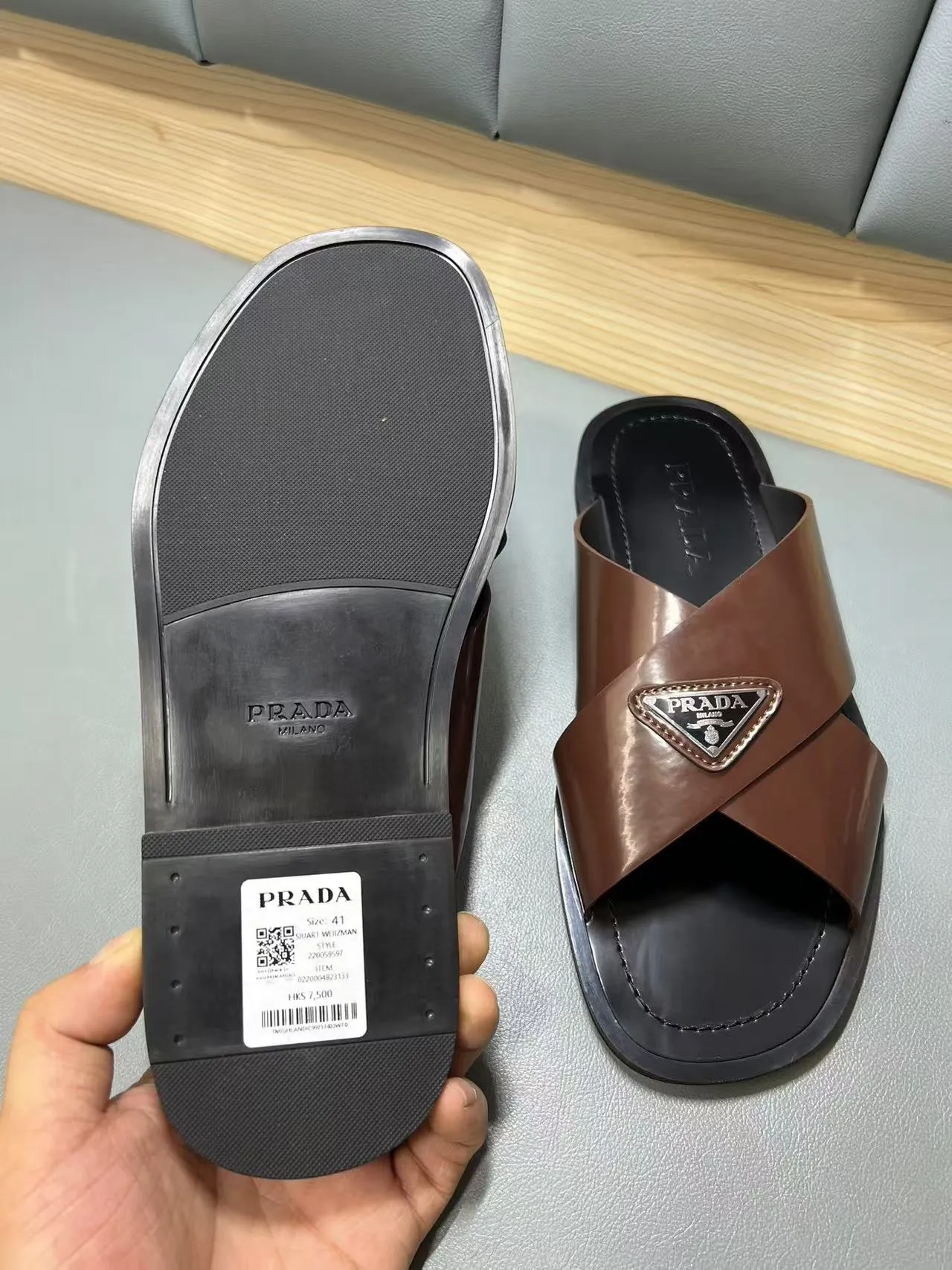 340💰PRADA Prada’s latest slippers are synchronized with the official website. This slipper is made of the brand’s unique and iconic Saffiano leather. The brand logo jumps out from the double straps, and the brand style is clearly visible. Cowhide gives men elegant charm and functional design, making it an ideal choice for vacation and leisure. Size:38-45